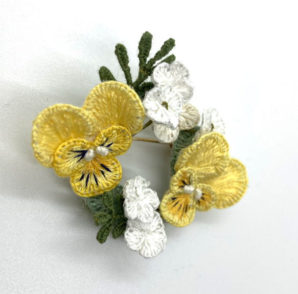 【miko様ご依頼品】立体刺繍の野の花のリースブローチ(ビオラ.あじさい.かすみ草) 2枚目の画像