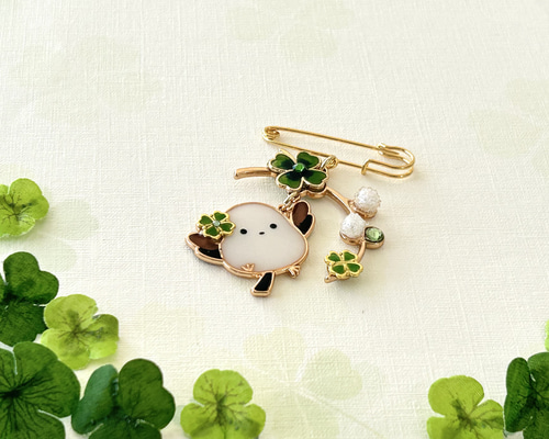 四つ葉のクローバーとシマエナガのブローチ ブローチ soeur fleur 通販