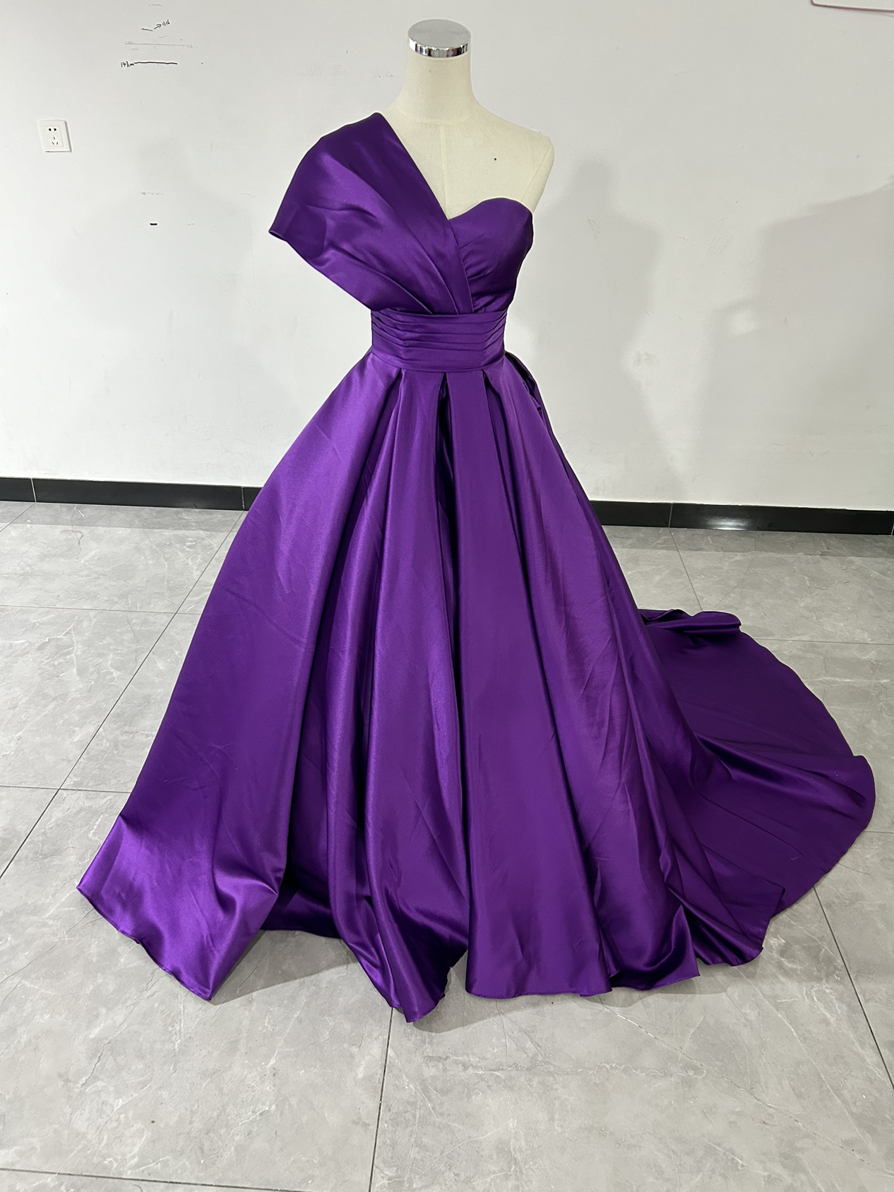人気上昇！パープル ワンショルダー カラードレス トレーン 編み上げ 花嫁/拳式