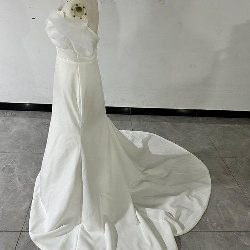 フランス風 ウエディングドレス オフホワイト オフショルダー 胸元  