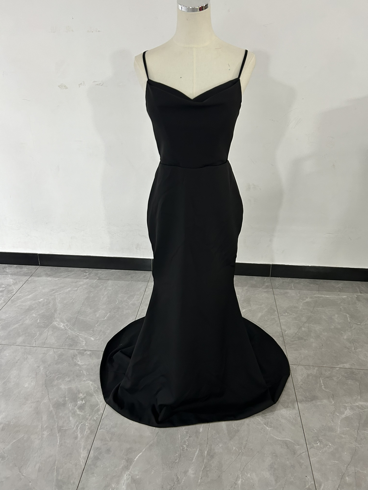 スレンダーライン パーティードレス ブラック 背中見せ キャミソール 二次会