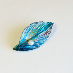 ブローチ「天使の羽」濃青⑩ コサージュ/お祝い/プレゼント/おしゃれ 普段使い かわいい  手作り 木の葉ブローチ 1枚目の画像