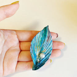 ブローチ「天使の羽」濃青⑩ コサージュ/お祝い/プレゼント/おしゃれ 普段使い かわいい  手作り 木の葉ブローチ 6枚目の画像
