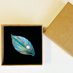ブローチ「天使の羽」濃青⑩ コサージュ/お祝い/プレゼント/おしゃれ 普段使い かわいい  手作り 木の葉ブローチ 7枚目の画像
