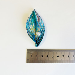 ブローチ「天使の羽」濃青⑩ コサージュ/お祝い/プレゼント/おしゃれ 普段使い かわいい  手作り 木の葉ブローチ 5枚目の画像