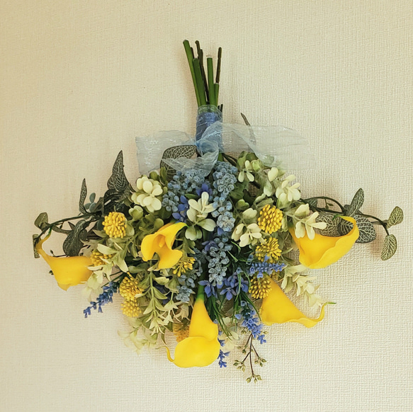 黄色のカラーと青い小花の花束スワッグ*約40cm*『Creema限定』 7枚目の画像