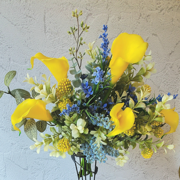 黄色のカラーと青い小花の花束スワッグ*約40cm*『Creema限定』 2枚目の画像