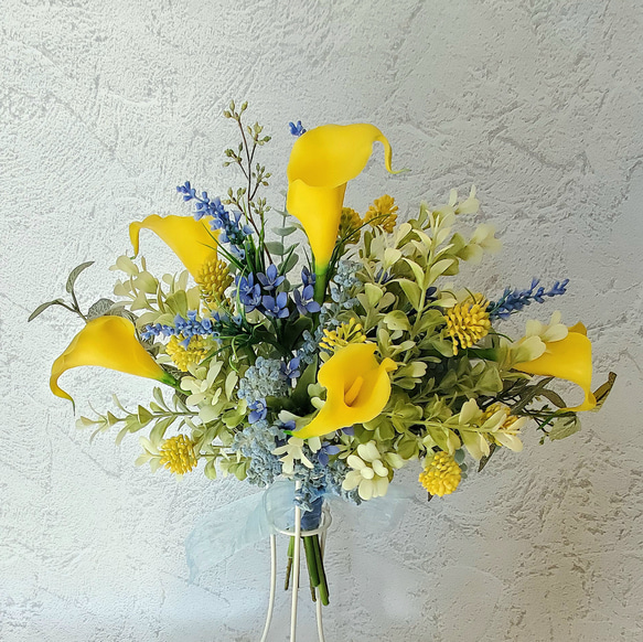 黄色のカラーと青い小花の花束スワッグ*約40cm*『Creema限定』 1枚目の画像