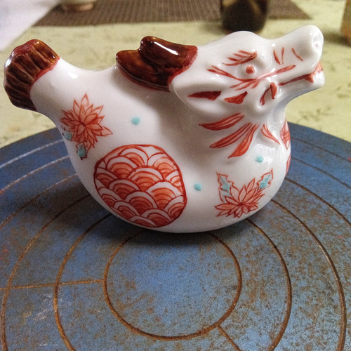 龍の白磁に九谷赤絵細描と金彩 を載せて仕上げました お玄関に 可愛い