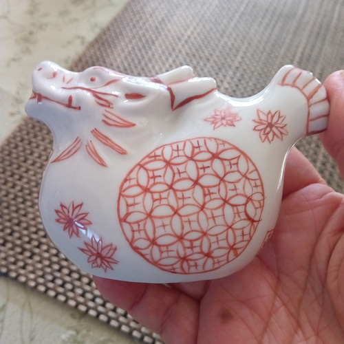 龍の白磁に九谷赤絵細描と金彩 を載せて仕上げました お玄関に 可愛い