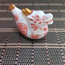 龍の白磁に九谷赤絵細描と金彩 を載せて仕上げました お玄関に 可愛い