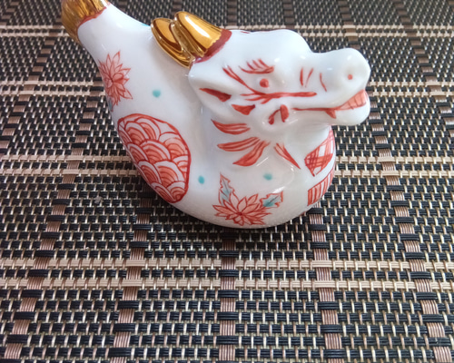 龍の白磁に九谷赤絵細描と金彩 を載せて仕上げました お玄関に 可愛い