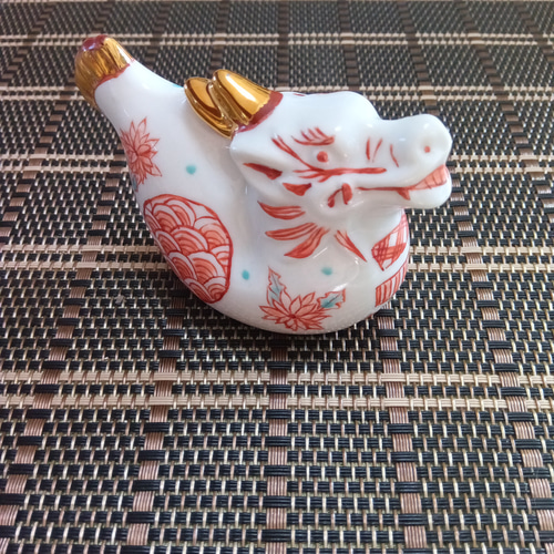 龍の白磁に九谷赤絵細描と金彩 を載せて仕上げました お玄関に 可愛い