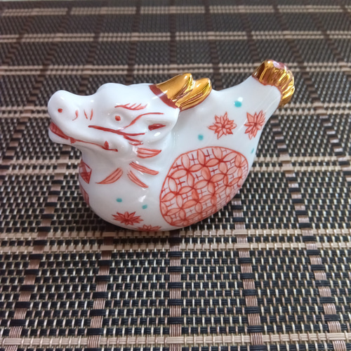 龍の白磁に九谷赤絵細描と金彩 を載せて仕上げました お玄関に 可愛い