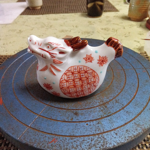 龍の白磁に九谷赤絵細描と金彩 を載せて仕上げました お玄関に 可愛い