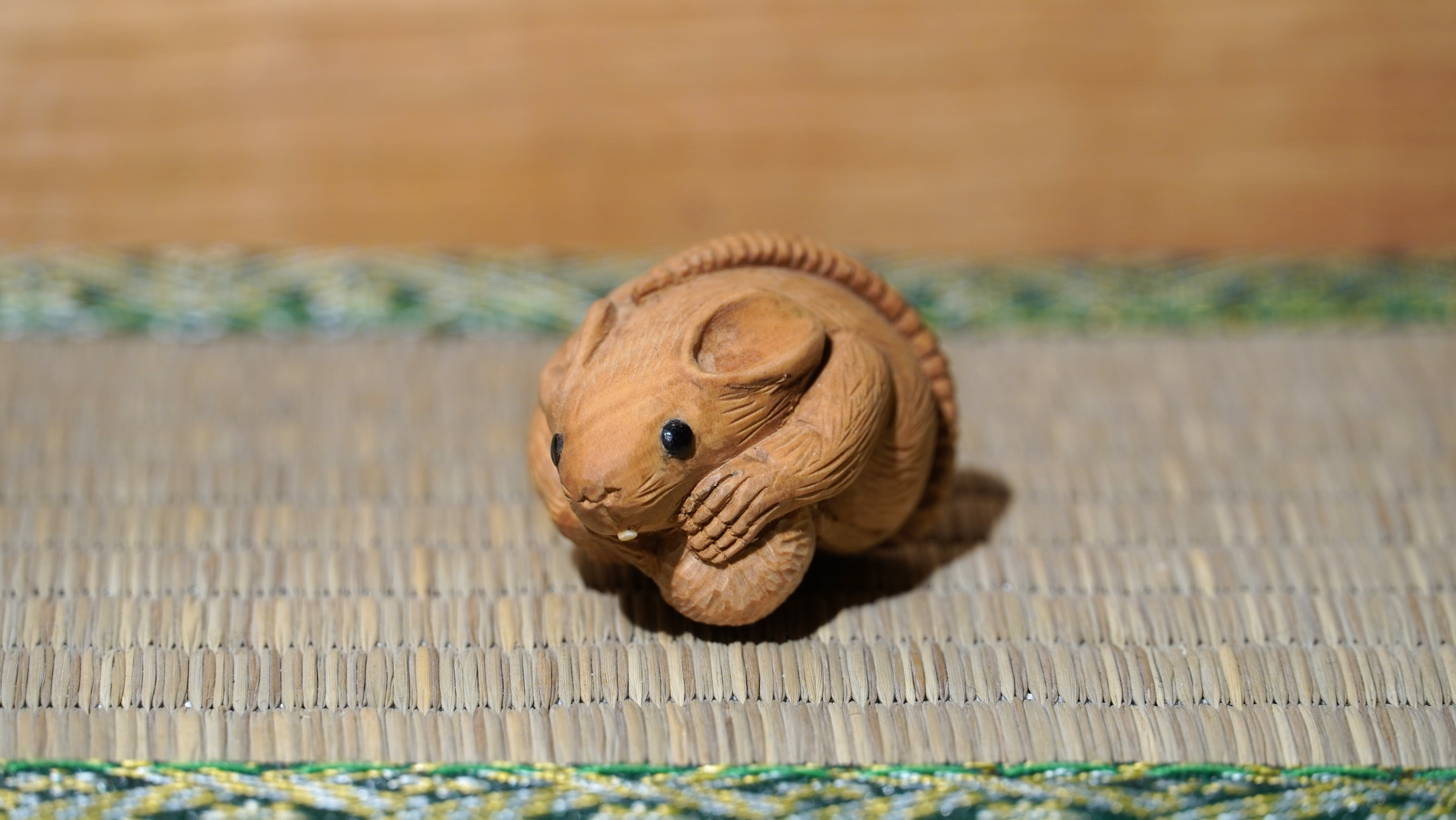 時代提げ物　黄楊木彫刻　犬　根付　M　R7617