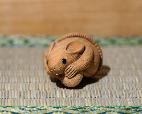 木彫刻 根付「鼠にどんぐり」黄楊 木彫り どんぐり ねずみ 鼠 彫刻 森