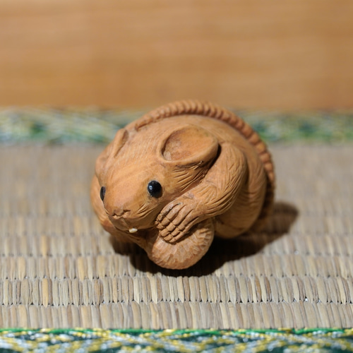 木彫刻 根付「鼠にどんぐり」黄楊 木彫り どんぐり ねずみ 鼠 彫刻 森