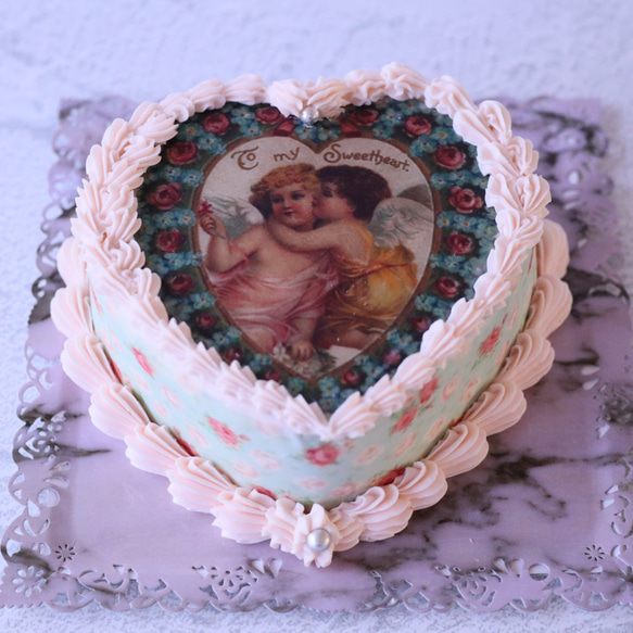 天使のハート型カルトナージュケーキ 2枚目の画像