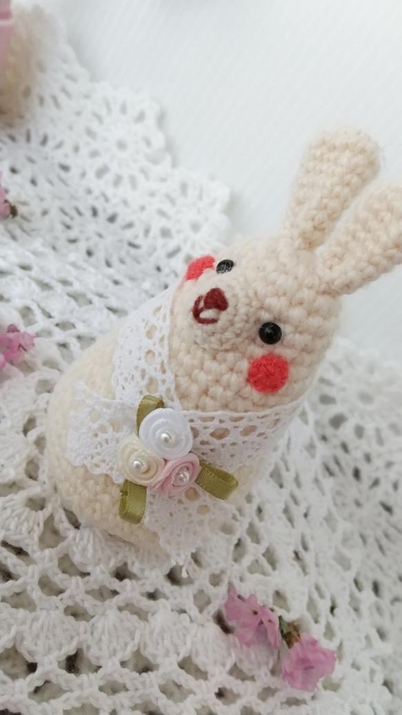 白うさぎさんのコロンとした編みぐるみ (レース&バラモチーフ付き) 12枚目の画像