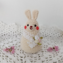白うさぎさんのコロンとした編みぐるみ (レース&バラモチーフ付き) 4枚目の画像