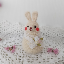 白うさぎさんのコロンとした編みぐるみ (レース&バラモチーフ付き) 3枚目の画像