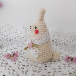 白うさぎさんのコロンとした編みぐるみ (レース&バラモチーフ付き) 7枚目の画像