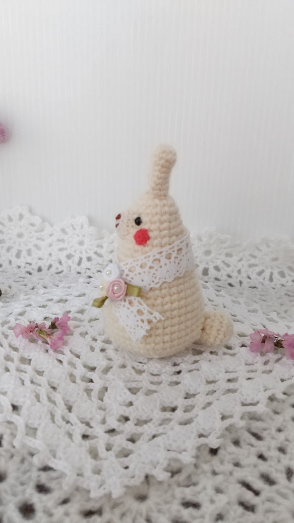 白うさぎさんのコロンとした編みぐるみ (レース&バラモチーフ付き) 7枚目の画像