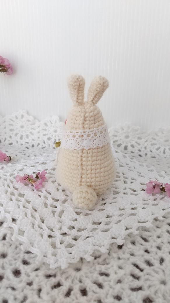 白うさぎさんのコロンとした編みぐるみ (レース&バラモチーフ付き) 10枚目の画像
