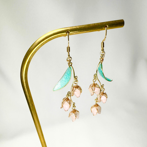 3輪のすずらんイヤリング】ニッケルフリー/レジン×ワイヤー/キラキラ