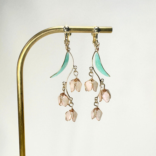 3輪のすずらんイヤリング】ニッケルフリー/レジン×ワイヤー/キラキラ