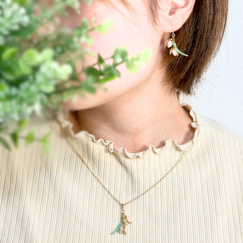 3輪のすずらんイヤリング】ニッケルフリー/レジン×ワイヤー/キラキラ