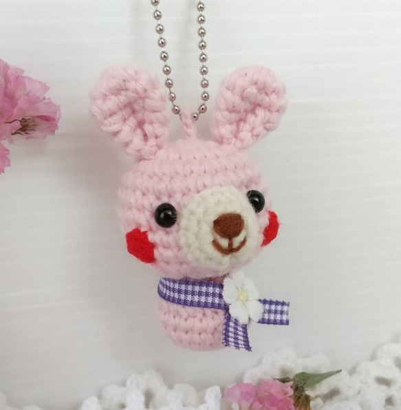ピンクうさぎさんの編みぐるみキーホルダー(リボン&お花モチーフ付き) 6枚目の画像