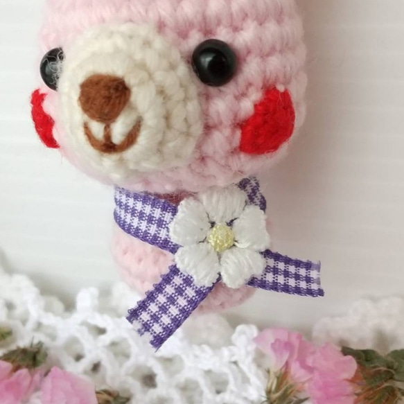 ピンクうさぎさんの編みぐるみキーホルダー(リボン&お花モチーフ付き) 5枚目の画像