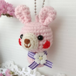 ピンクうさぎさんの編みぐるみキーホルダー(リボン&お花モチーフ付き) 3枚目の画像