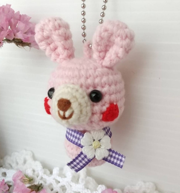 ピンクうさぎさんの編みぐるみキーホルダー(リボン&お花モチーフ付き) 3枚目の画像