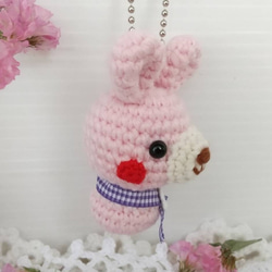 ピンクうさぎさんの編みぐるみキーホルダー(リボン&お花モチーフ付き) 7枚目の画像