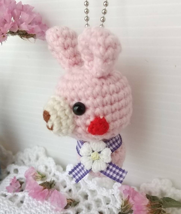 ピンクうさぎさんの編みぐるみキーホルダー(リボン&お花モチーフ付き) 4枚目の画像