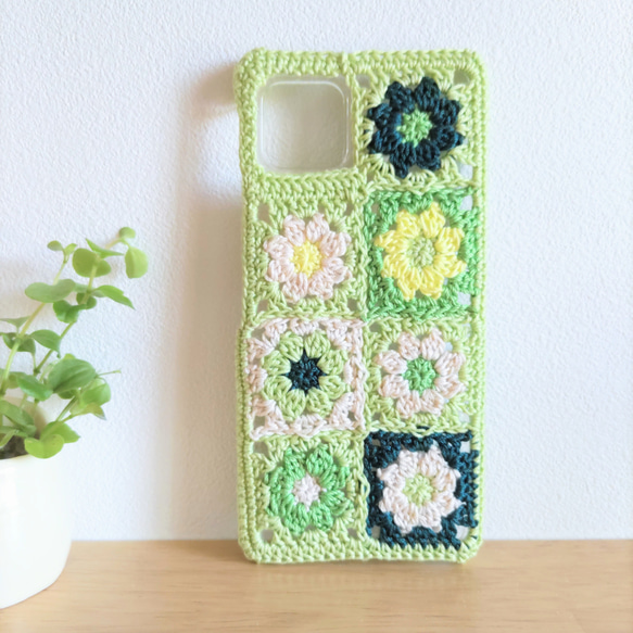 【受注製作】小花モチーフつなぎの手編みスマホケース（グリーンサラダ） 1枚目の画像