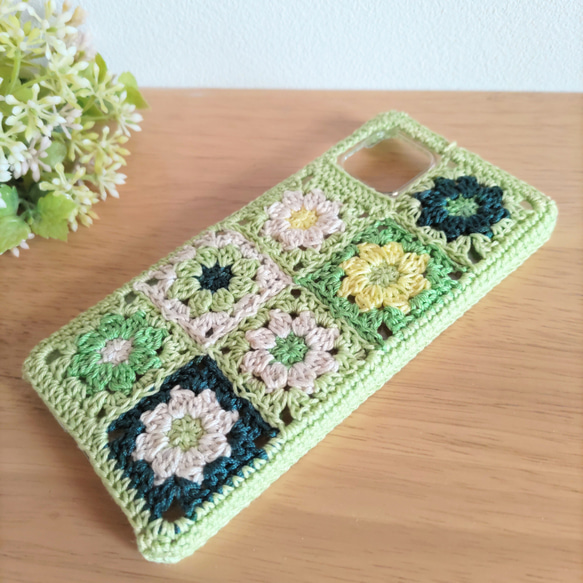 【受注製作】小花モチーフつなぎの手編みスマホケース（グリーンサラダ） 2枚目の画像