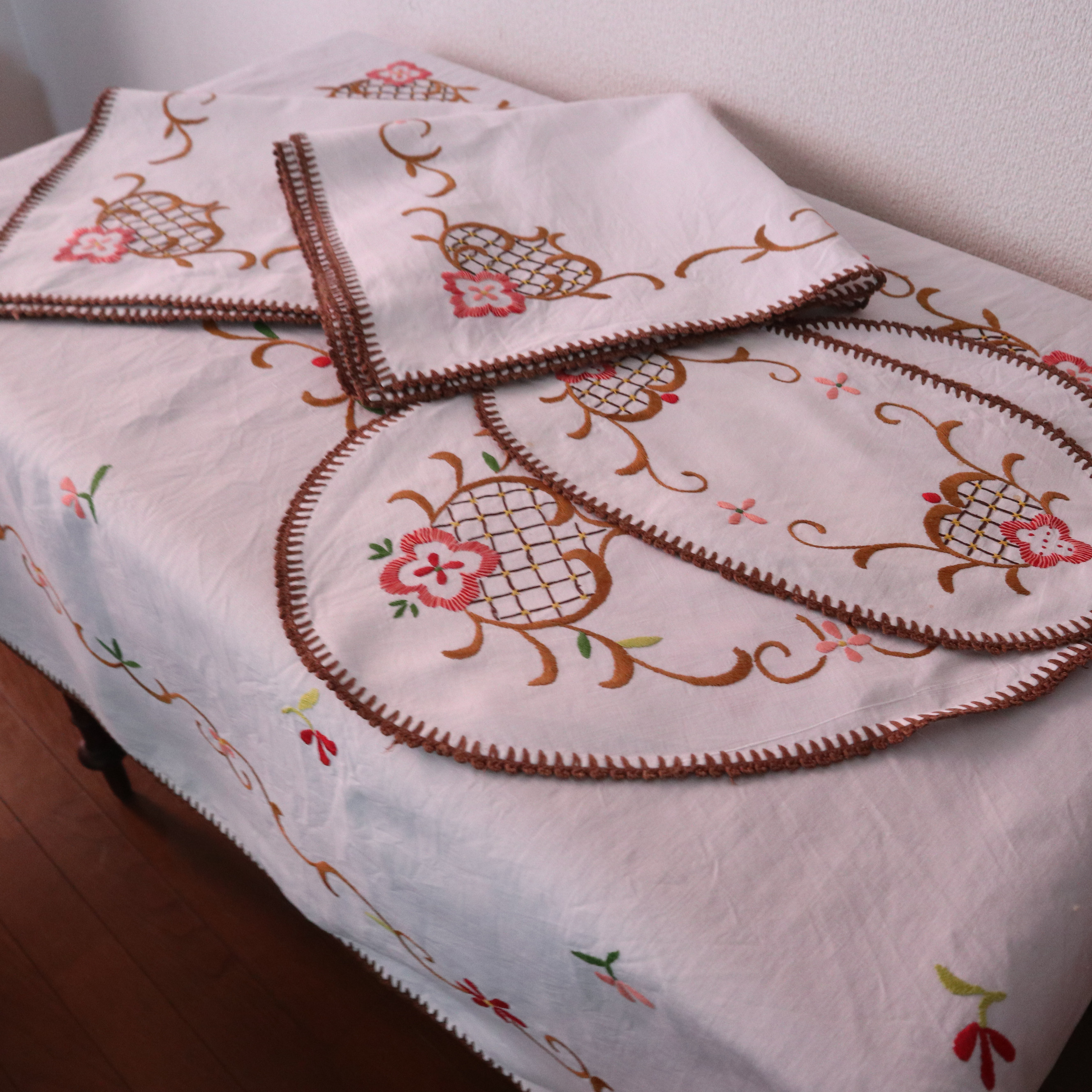 アメリカンビンテージ 花柄刺繍リネンテーブルクロス大判 - メルカリ
