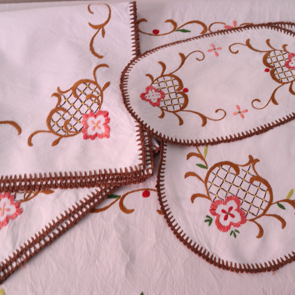 フランスの手仕事/フォークロアなお花の手刺繍 テーブルクロス・テーブルマット5点セット (ヴィンテージ) 20枚目の画像