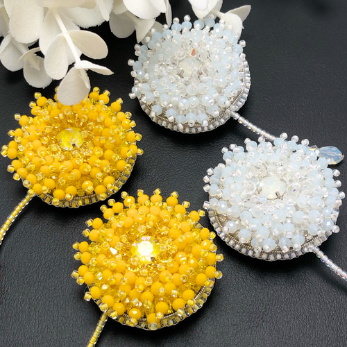 ビーズ刺繍 yellowたんぽぽのブローチ ブローチ Lien 通販 17118207