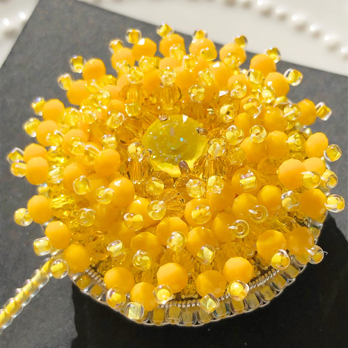 ビーズ刺繍 yellowたんぽぽのブローチ ブローチ Lien 通販 17118207