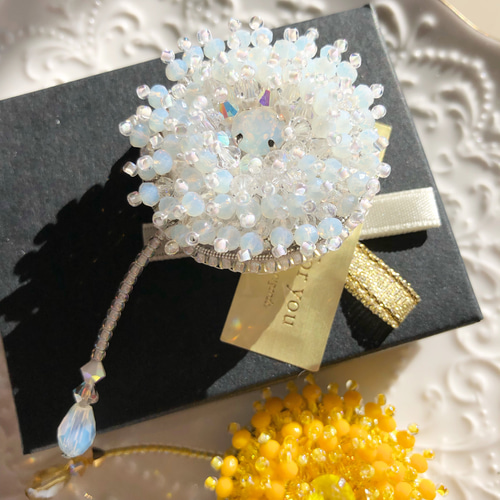 ビーズ刺繍 Whiteたんぽぽのブローチ ブローチ Lien 通販