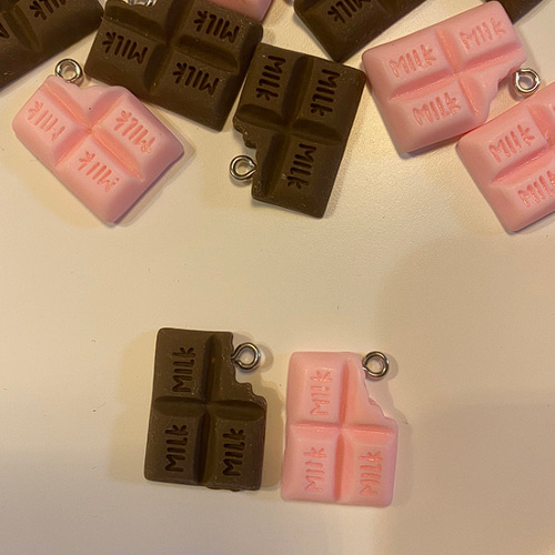 板チョコレート 素材 チャーム ピンクと茶色 チャーム