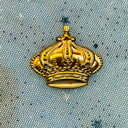 王冠のラペルピン　アメリカンブラス（真鍮）送料無料 2枚目の画像