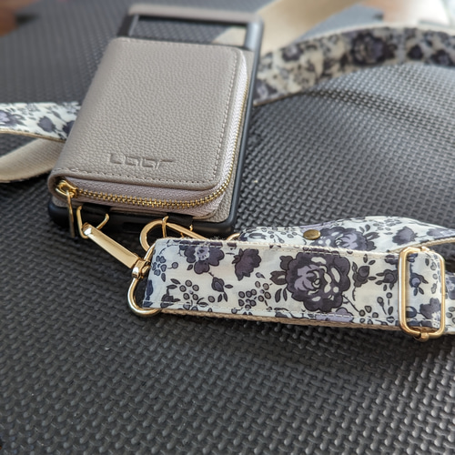 カタログギフトも！ ショルダーベルト 黒 白 花柄 リバティ スマホショルダー ショルダーバッグ