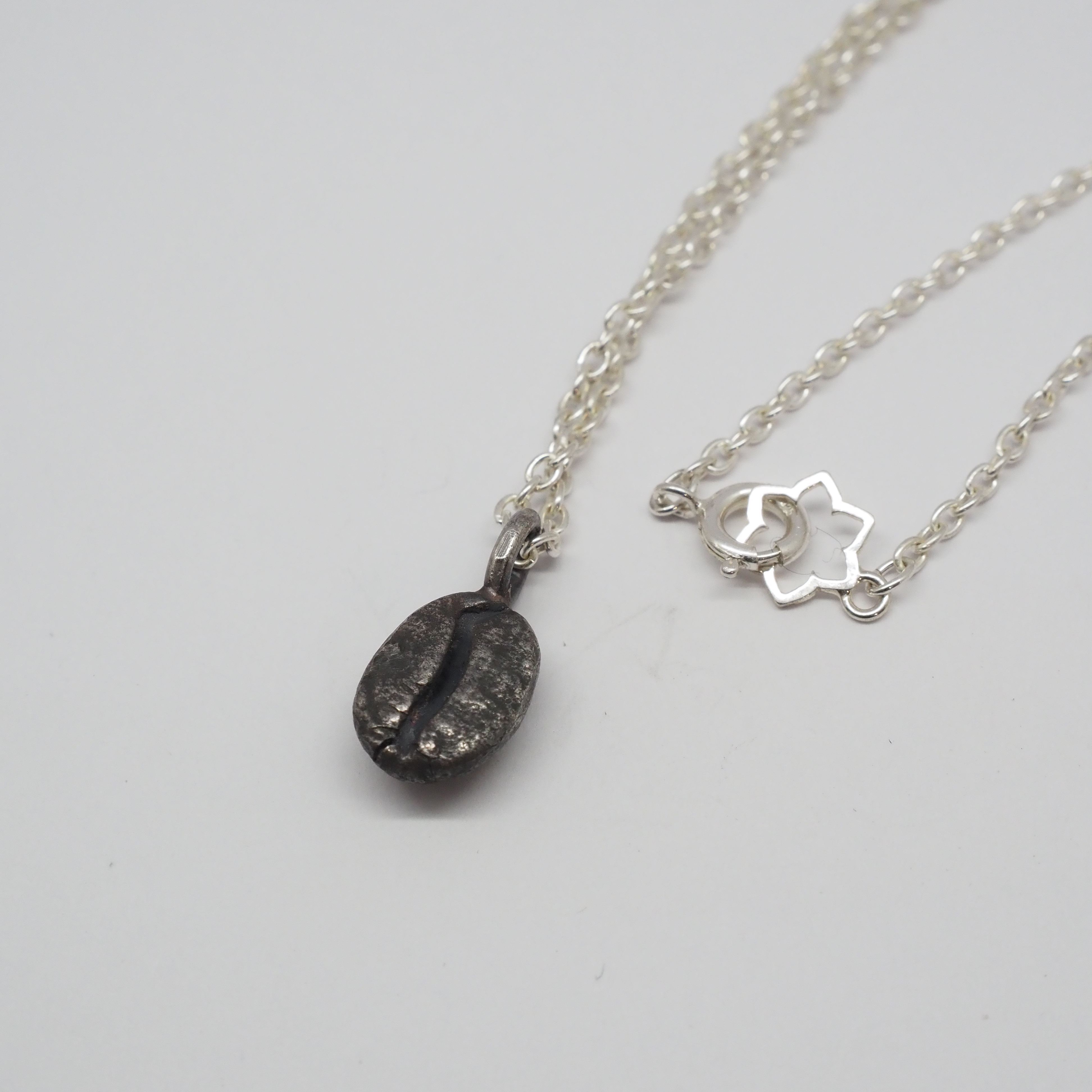 コーヒー ビーン ペンダント ネックレス・coffee beans charm / シルバー製
