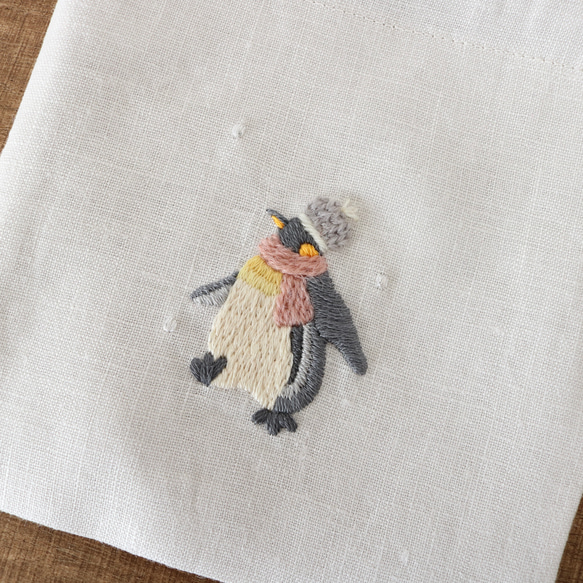 ペンギンの冬のお散歩　手刺繍巾着袋　［受注制作］ 5枚目の画像